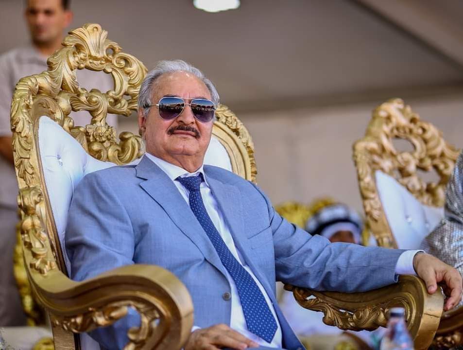 حفتر يلوح بالانفصال عن طرابلس