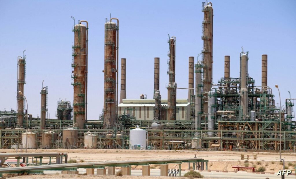 A picture taken on June 3, 2020 shows an oil refinery in Libya's northern town of Ras Lanuf. - Libya's National Oil Company said Monday it had restarted production at Al-Fil oil field, closed since January by the forces of eastern military strongman Khalifa Haftar. The NOC's announcement came a day after output resumed at Al-Sharara oil field, the country's largest, following a string of victories against Haftar by forces backing Libya's Tripoli-based unity government. (Photo by AFP)